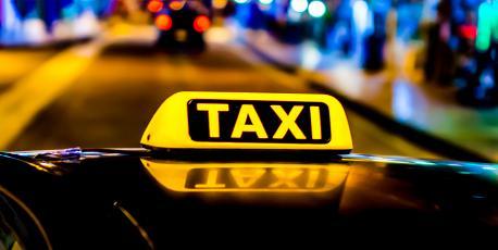 Beleuchtetes Taxischild im Dunkeln