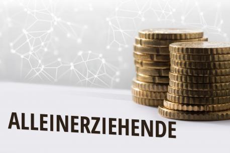 Alleinerziehende beantragt finanzielle Unterstützung