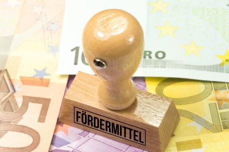 Fördermittel; Stempel auf Geldscheinen