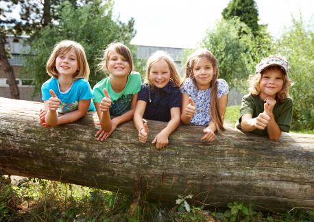 Kinder auf Baumstamm