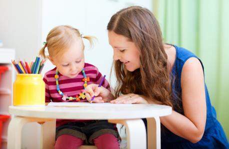 Mutter und Tochter malen zusammen 