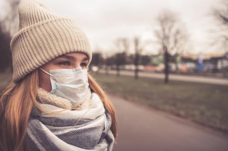 Corona-Pandemie - Frau mit Maske