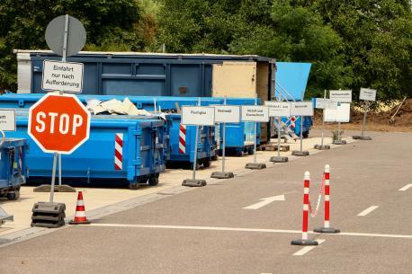 Blaue Müllcontainer auf der Abfallanlage 