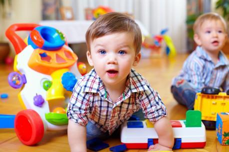 Neugieriges Baby erkundet das Kinderzimmer