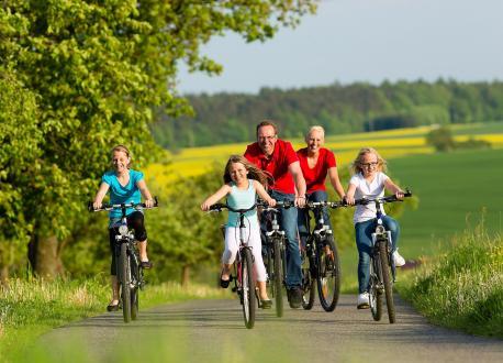 Familie fährt Fahrrad im Sommer