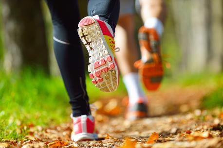 Junge Paare joggt am Morgen im Park