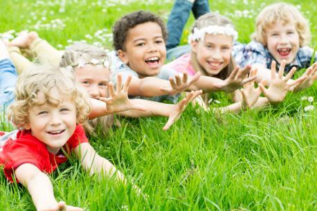 Lachende Kinder auf der Wiese