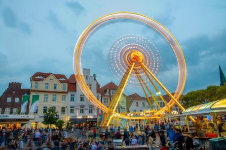 Altstadtfest auf dem Lingerner Marktplatz mit Riesenrad