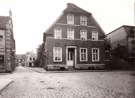 Das Drostenamtshaus (Haus Narjes) an der Marienstraße / Ecke Lookenstraße. Die Maueranker nennen das Baujahr 1646. Die Aufnahme entstand 1928.