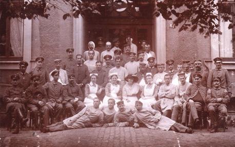 Verwundete des Ersten Weltkriegs mit Krankenschwestern vor dem Gesellenhaus 