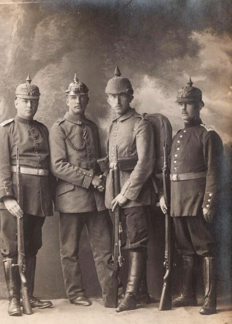Lingener Soldaten des Reserve-Infanterie-Regiments 78 posieren 1915 für Fotoaufnahmen in Osnabrück.
