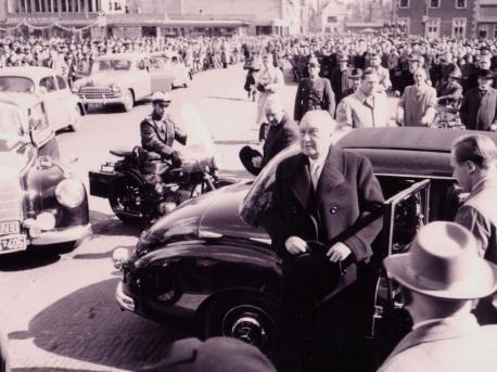 
Bundeskanzler Adenauer erreicht den Lingener Marktplatz.