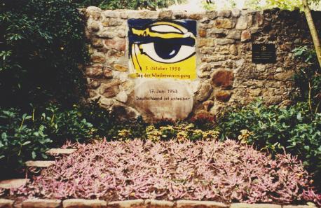 Das frisch enthüllte Denkmal. Aufnahme vom Oktober 1991.