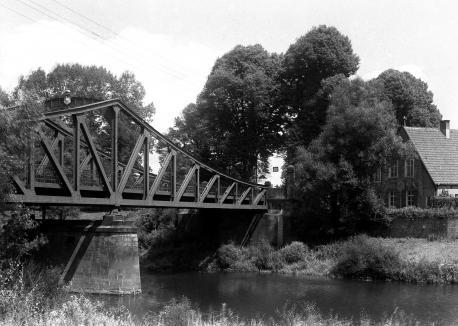 Die alte Emsbrücke bei Schepsdorf wurde am 3. April 1945 um etwa 3 Uhr morgens gesprengt.