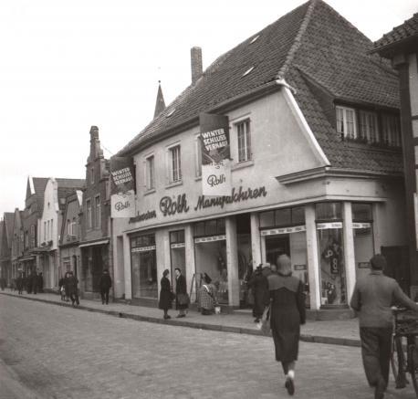 Der Manufakturwarenladen von Willhelm Roth in der Großen Straße Nr. 3/5 um 1950. (Stadtarchiv Lingen, Fotosammlung, Nr. 12126)