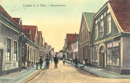 Blick in die Große Straße um 1890. Rechts vorne das Eckhaus Nr. 22, damals Möbelhandlung E. Schröder