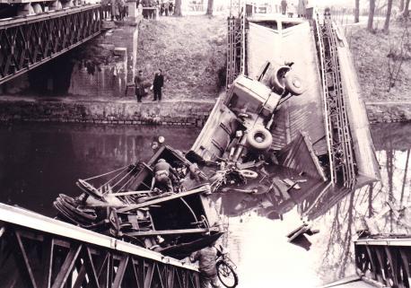 Der Lastzug inmitten den Überresten der Altenlingener Kanalbrücke (Stadtarchiv Lingen/Schelm)