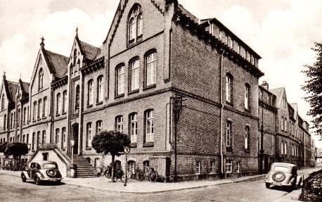 Das St. Bonifatius-Hospital in den 1950er Jahren mit dem Anbau in der Henriette-Flatow-Straße.