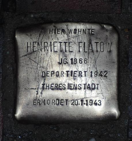 Stolperstein an der Ecke Henriette-Flatrow-Straße / Gymnasialstraße.