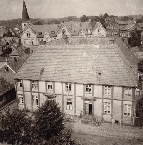 Das Professorenhaus. Hier wurden die Rechnungsbücher der Waisenkasse lange Zeit aufbewahrt. Aufnahme um 1930. (Stadtarchiv Lingen/Schelm).
