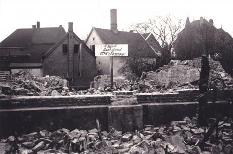 Die Trümmer der niedergebrannten Synagoge.