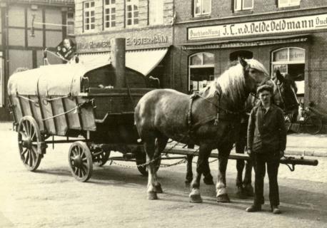 Mit dem Müllwagen auf dem Marktplatz. Das Foto entstand etwa in den 1930er Jahren.