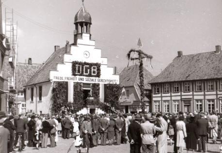 Auf dem Marktplatz am 1. Mai 1951.