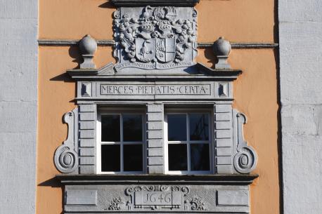 Merces pietatis certa“ – Der Lohn der Frömmigkeit (oder auch: des Pflichtbewusstseins) ist gewiss. Inschrift im Hauptportal der Burgstraße 28.