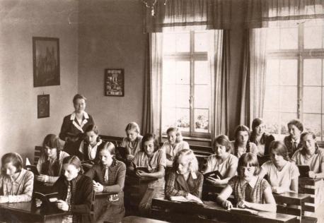 Clara Eylert beim Unterricht in der Höheren Töchterschule
