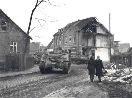 Die britische Militärregierung in Lingen vor ihrem Hauptquartier.