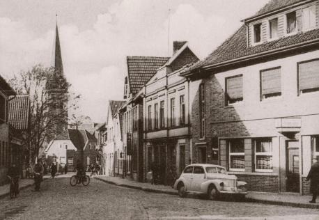 In der Burgstraße 48 (rechts im Bild) wurde die Stadtbücherei 1920 eröffnet.