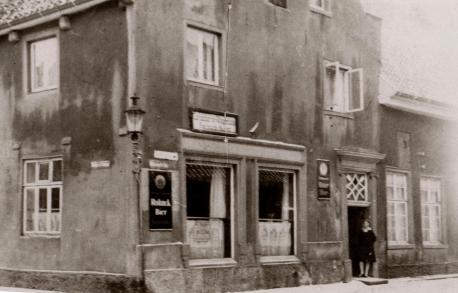 Die Gastwirtschaft Raberg um 1920 mit dem Haupthaus (Elisabethstr. 6) und dem rechts anschließenden Nebengebäude (Elisabethstr. 8).