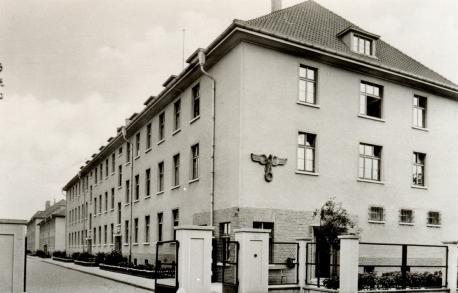 Stabsgebäude und Eingang zur Walter-Flex-Kaserne