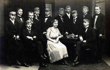 Berta Gelshorn und ihre zwölf Mitabiturienten auf dem Abschlussfoto von 1921.