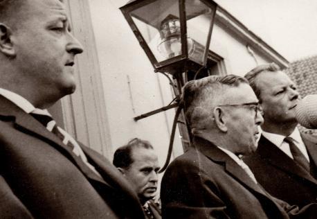 Willy Brandt auf der Treppe des Alten Rathauses. Neben ihm steht Senator Wilhelm Engelke. Links im Bild ist der Lingener SPD-Bundestagskandidat Willi Wolf. (Stadtarchiv Lingen)