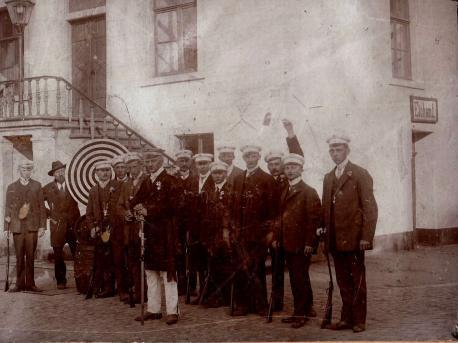 Die Kivelinge 1911 vor dem Alten Rathaus. Wie das Schild zeigt, war hier auch das Eichamt untergebracht.