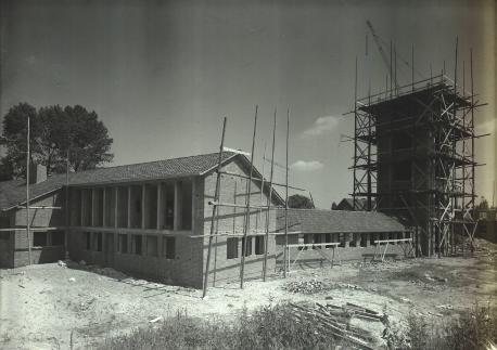 Der Schlauchturm in der Bauphase 1958/59.

