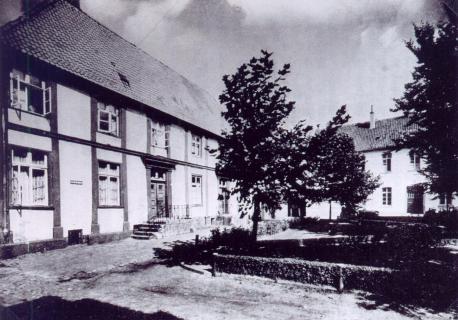 Hier spukt’s. Professorenhaus und altes Gymnasialgebäude auf dem Universitätsplatz.