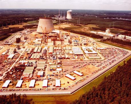 Das Kernkraftwerk Emsland war seinerzeit die größte Baustelle Norddeutschlands. Im Hintergrund das stillgelegte Kernkraftwerk Lingen und der Kühlturm des Gaskraftwerks. 