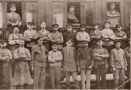 Arbeiter des Eisenbahnausbesserungswerkes: Gruppenbild im Wagenwerk