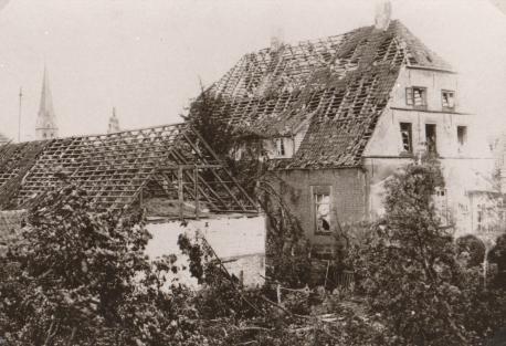 Rückwärtige Ansicht der Stöveschen Apotheke nach dem Wirbelsturm von 1927. Links mit abgedecktem Dach Janningmanns Stall. Das ehemalige Laboratorium, Elisabethstraße 22, lag zwischen beiden Gebäuden.