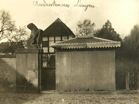 „Andenken an Lingen“: Das öffentliche Pissoir am Amtsgericht. Die Schäden in Bordsteinnähe sind unübersehbar.