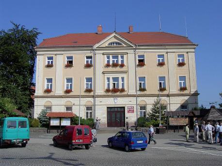Das Rathaus in Lingens Partnerstadt Bielawa; im Vordergrund ein Parkplatz mit Autos