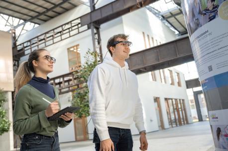 Die Studierenden am Campus Lingen haben im aktuellen CHE-Ranking Bestnoten für die Studiengänge Betriebswirtschaft und Management sowie Wirtschaftsingenieurwesen vor allem in den Bereichen Lehr- und Praxisangebot und technische Ausstattung vergeben.