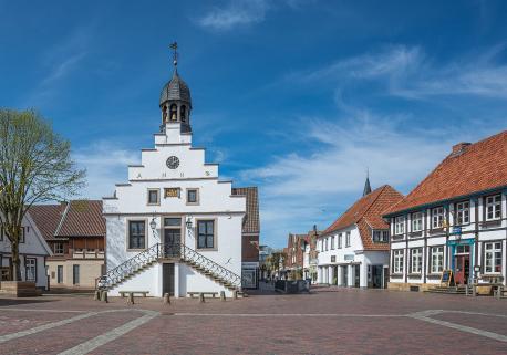 Der Marktplatz mit dem Historischen Rathaus der Stadt Lingen.