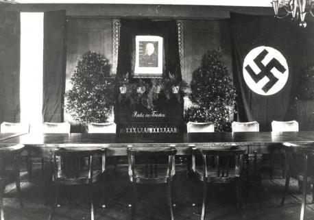 Sitzungssaal im Alten Rathaus nach dem Tod Hindenburgs 1934
