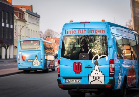 LiLi Bus am Bahnhof geparkt