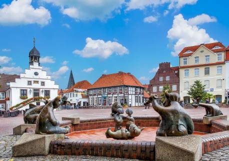 Marktplatz der Stadt Lingen (Ems) mit Brunnen im Vordergrund