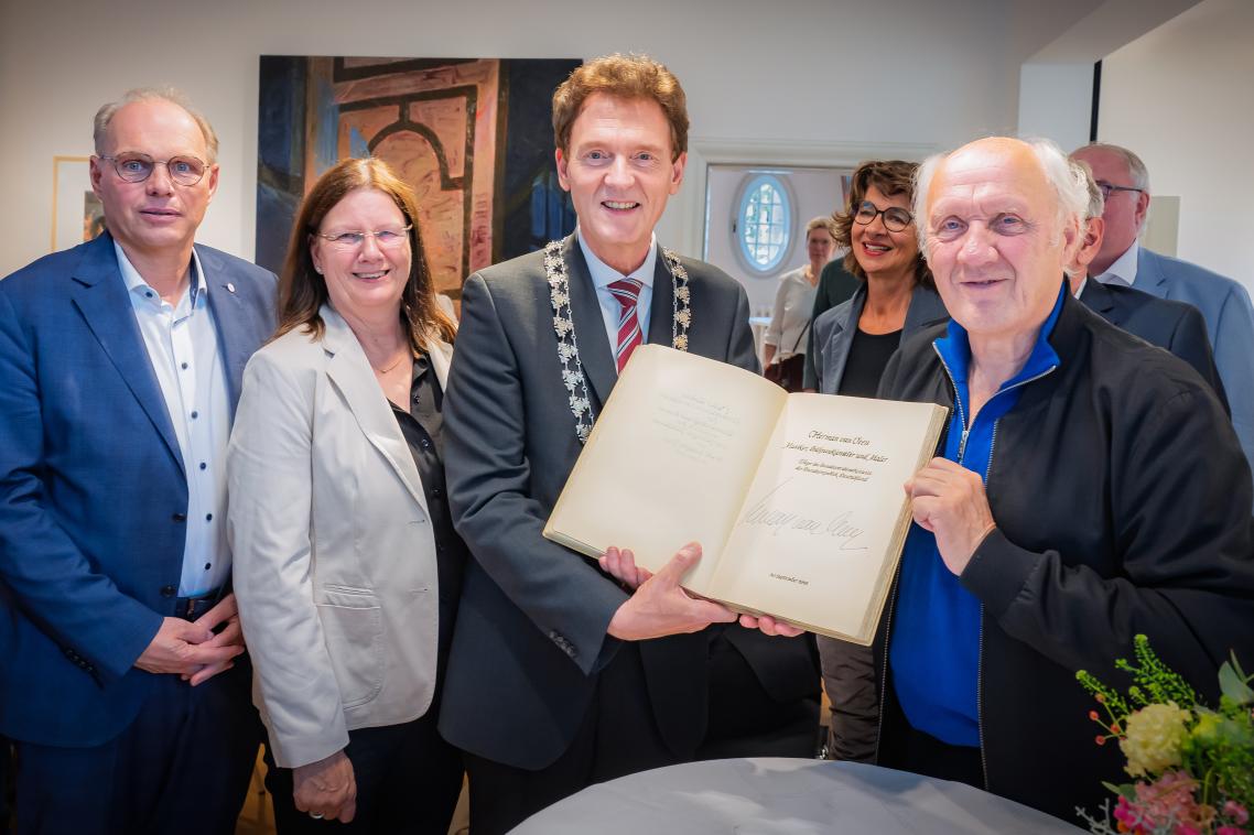 Herman van Veen eröffnet Ausstellung und stellt neues Album „80 – Live in Lingen“ vor